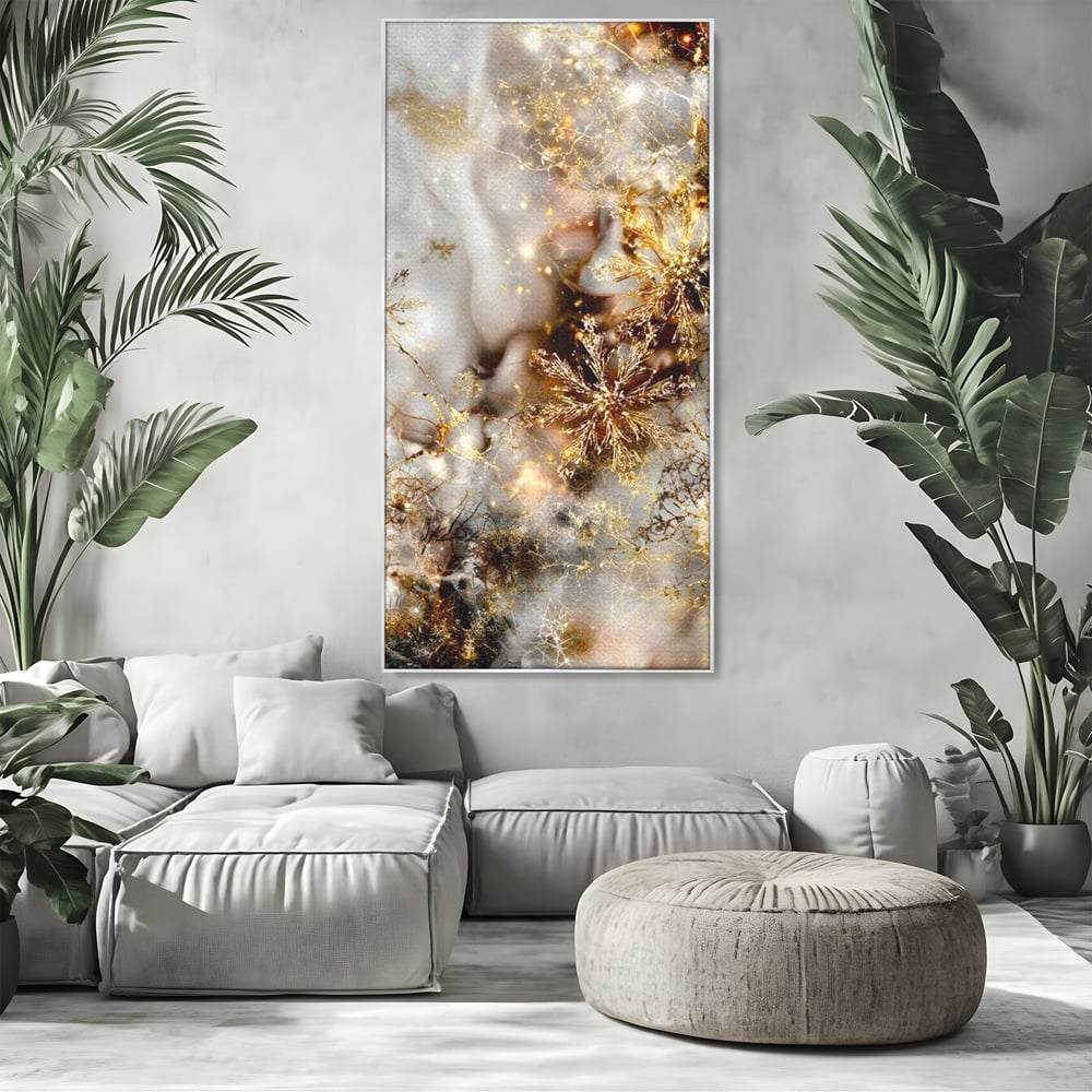 Tablou canvas cu tablou canvas cu fulgi de zapada aurii, in rama de aluminiu argintiu, pe perete intr-un living